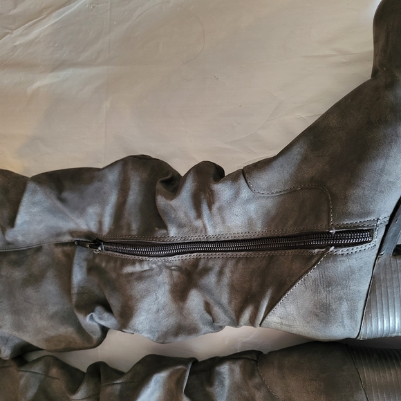 Women's Gray Knee-High Boots - Picture 4 of 6